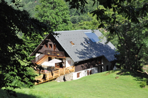La maison en été dans son environnement nature