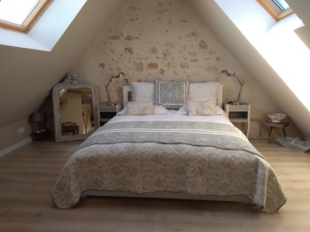 First Floor guest bedroom (Belle Etoile), en-suite with ceiling views of the beautiful Loire Valley night sky.