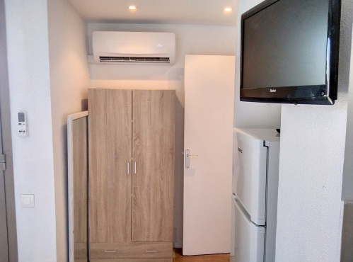 armoire de rangement et climatisation dans le salon