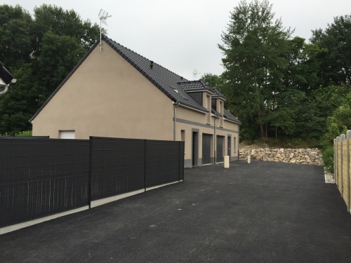 Allée privative pour accès maison. 1ère en arrivant