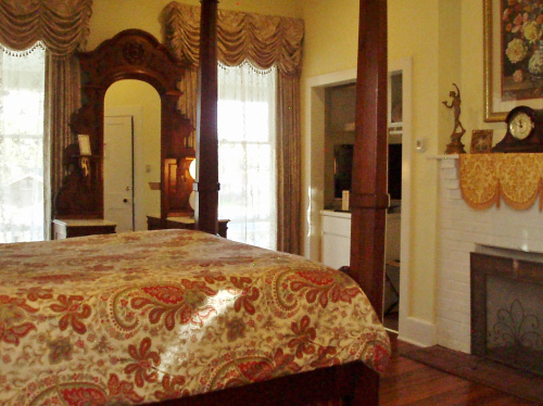 New Orleans guest room
