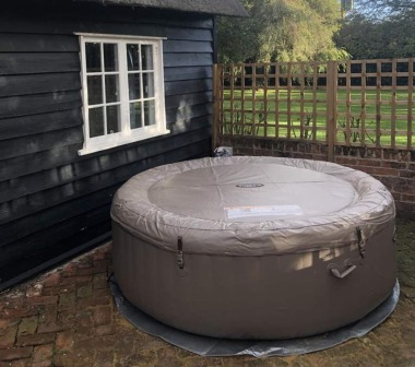 Private hot tub  for 4-6 people