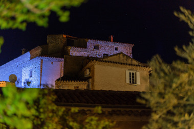 Vue extraordinaire sur le château de Lagnes depuis le jardin de nuit