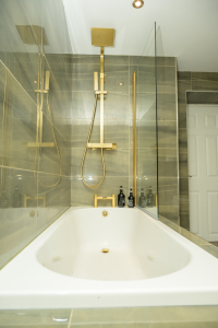 Bright and functional bathroom for a comfortable daily routine.