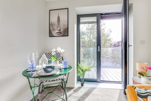 Living space/dining table
