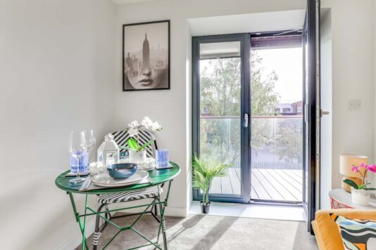 Living space/dining table
