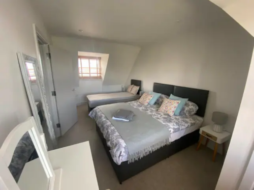 Brighton - Top floor bedroom (triple capacity)