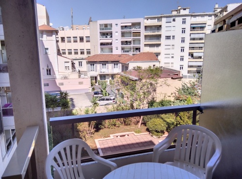 balcon avec vue sur le jardin intérieur 