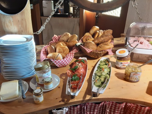 Frühstücksbuffet mit hausgemachter Marmelade,  Müsli, Milch, Wurst und Käse, Semmel u.v.m.
