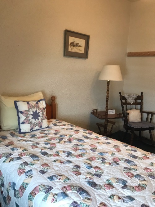 Single room-Shared Bathroom-Economy-Mountain View-Guest Room 311 - Monk's R