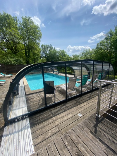 piscine depuis l'espace repas extérieur