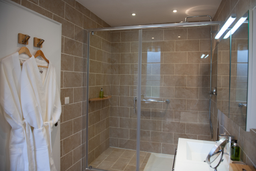 Grande douche italienne avec vue sur le chateau