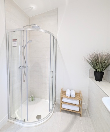 En-suite bathroom 
