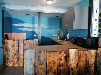 Cocina - Hand oiled reclaimed wood surrounds the kitchen