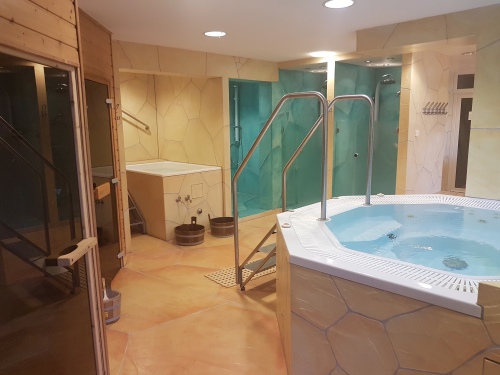 Sauna mit Whirlpool