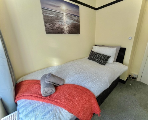 Bedroom 3 - Cozy single bed, ideal for restful solo nights