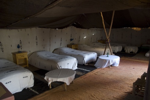 les lits sous la tente berbère