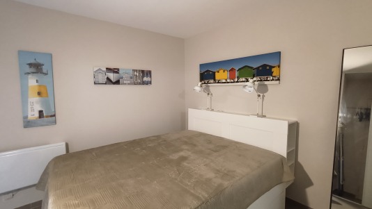 Chambre avec lit en 160 et rangements