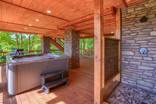Outdoor Shower, Hot Tub, Dining Area, Lower Deck, Soaring Eagle Luxury Treehouse