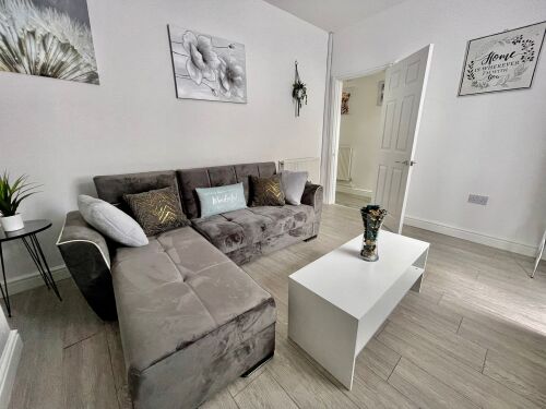 Cheerful 3-bedroom Near Bikepark Wales Merthyr Tydfil Town Centre - Cozy living room