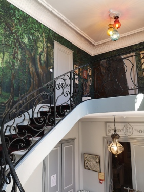 Escalier d'honneur avec sa fresque et son exposition d'art érotique indien