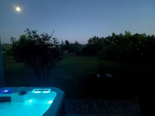 spa et jardin en soirée