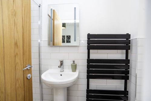 Modern Walk-In Shower En Suite - Fresh, bright and designed for comfort and convenience with Everything Provided — Toiletries and soft towels included for a comfortable, hassle-free experience