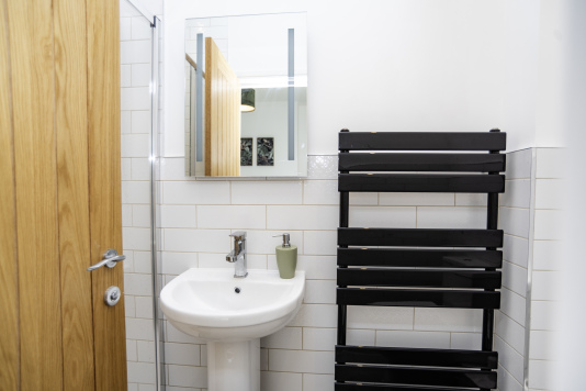 Modern Walk-In Shower En Suite - Fresh, bright and designed for comfort and convenience with Everything Provided — Toiletries and soft towels included for a comfortable, hassle-free experience