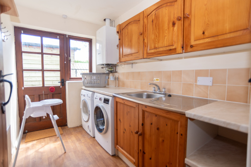 The utility room takes the laundry off your hands during longer stays. Utility room with a washing machine, tumble dryer, ironing facilities, sink and a high chair.