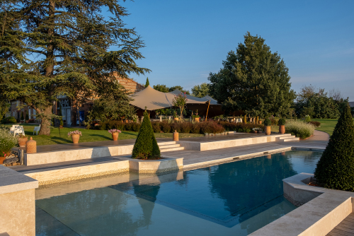 La piscine extérieure, à votre disposition à la belle saison.