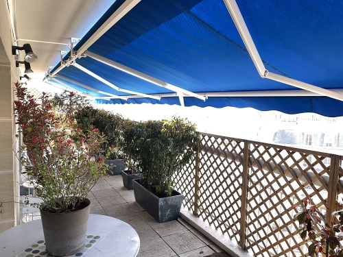 terrasse avec banne solaire de protection