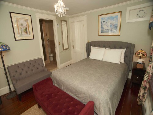 The Inn 6 Queen (no pets)-Double room-Ensuite-Standard - Base Rate