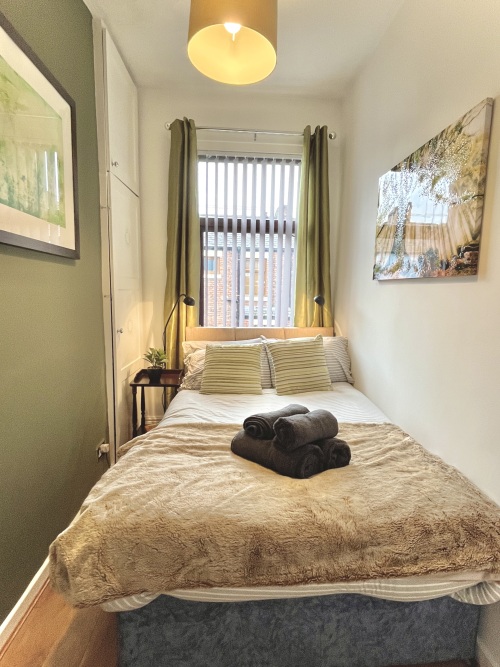 Bedroom 1 - Relax in style with this charming small double bed