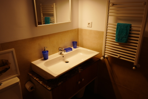 Downstairs bathroom with bath/shower