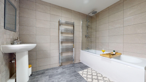 Modern and spacious bathroom with 3-piece suite