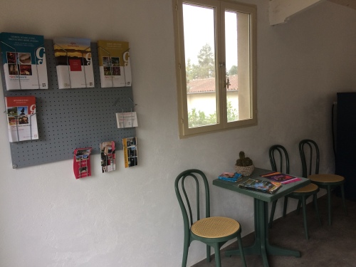 Flyers dans le local laverie