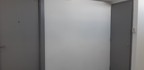 A droite la porte avec la boîte à clé