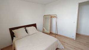 Lit double confortable avec espace de rangement 