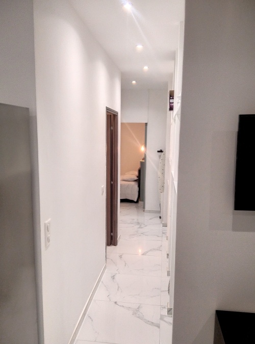 couloir avec nombreux rangements