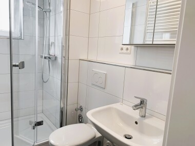 Modernes Bad mit Dusche, Waschbecken und WC – zur alleinigen Nutzung in jeder Wohnung.