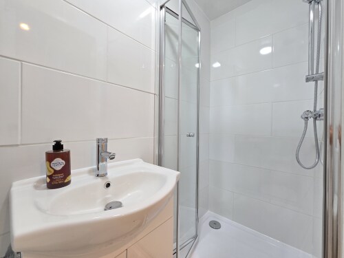 Room 1 bathroom