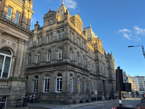 Stylish 2-Bed 2-Bath Apartment in Newly Renovated Victorian Building – Prime Leeds City Centre near Station