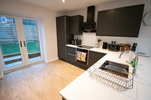 Moseley Gardens - •	Open plan kitchen, living and dining space, fully equipped for your enjoyment 