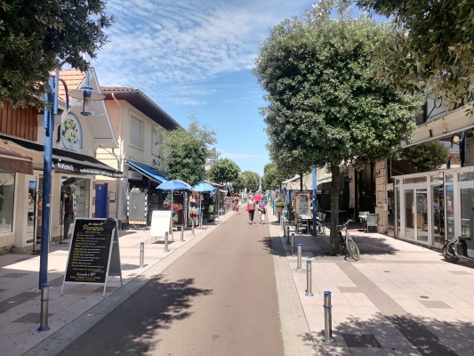 Rue commerçante d'Andernos à 10 mn (nombreuses boutiques, restaurants et animations)