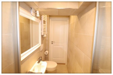 Badezimmer mit Dusche