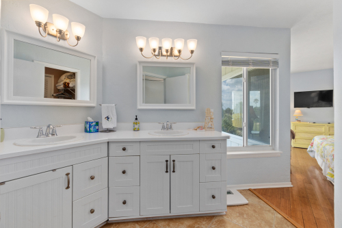 Master Bedroom Bathroom