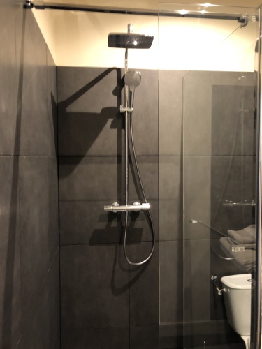 Douches des salles de bain des chambres Insoumise et Intemporelle, Instant La Ferme 