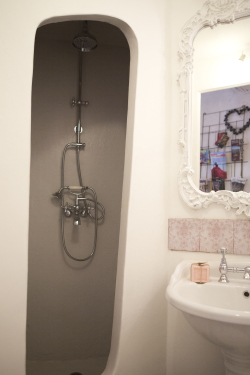 Vue salle de bains, lavabo et toilettes à droite du lavabo