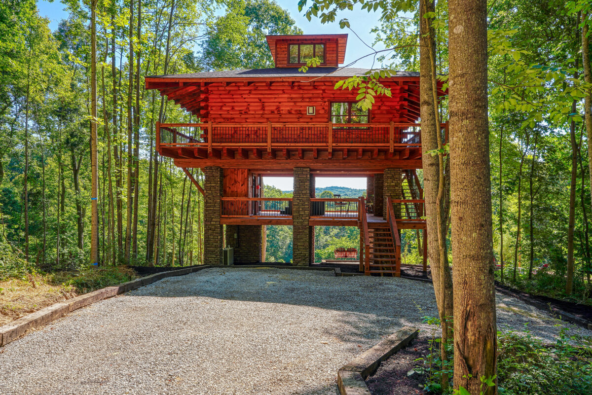 Soaring Eagle Luxury Treehouse by Woodland Ridge Lodging