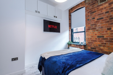 Bedroom 1 (Smart TV)